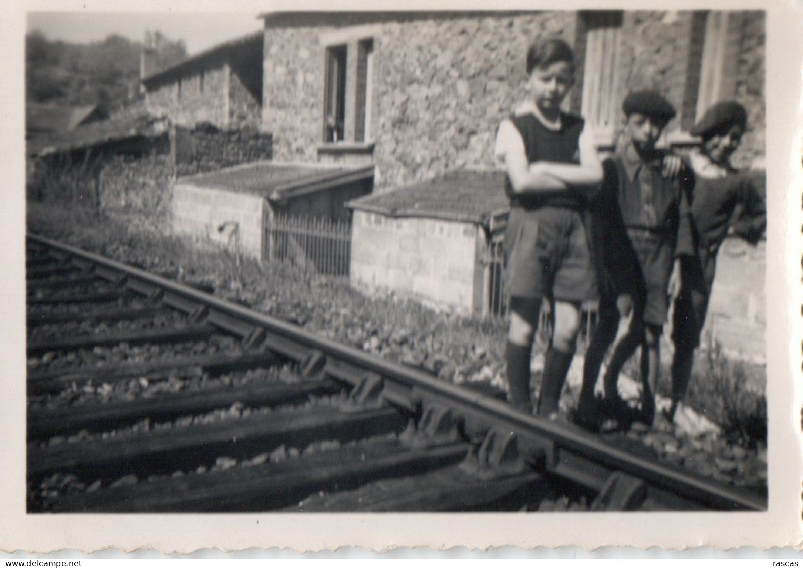 PHOTO - P - PHOTO ORIGINALE - ENFANTS SUR DES RAILS - A SITUER - FORMAT 9 X 6.2 - Anonyme Personen