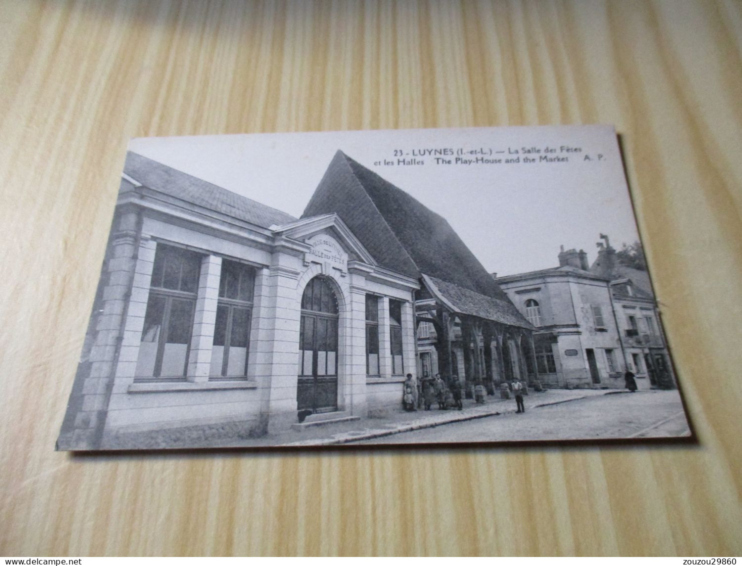 CPA Luynes (37).La Salle Des Fêtes Et Les Halles - Carte Animée. - Luynes