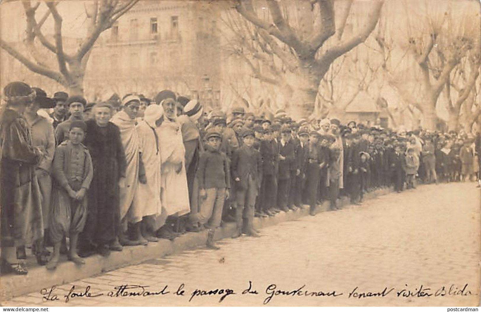 Algérie - BLIDA - La Foule Attendant Le Passage Du Gouverneur Jean-Baptiste Abel - CARTE PHOTO Année 1920 - Ed. Ad. Mine - Blida