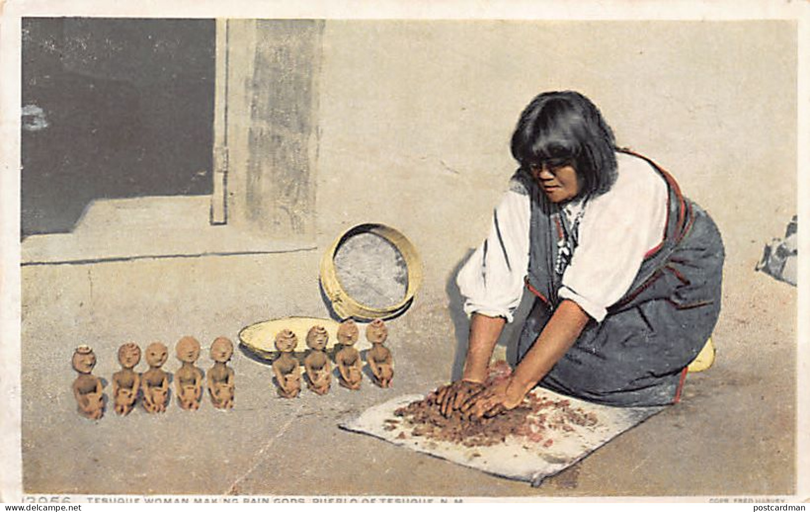 Usa - PUEBLO OF TESUQUE (NM) Tesuque Woman Making Rain Gods - Autres & Non Classés