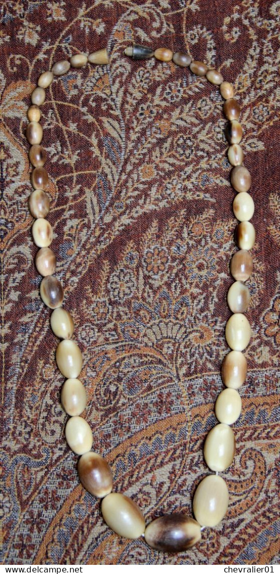 Bijoux-collier-32-perles En Corne De Vaches_1940-1950 - Collane/Catenine