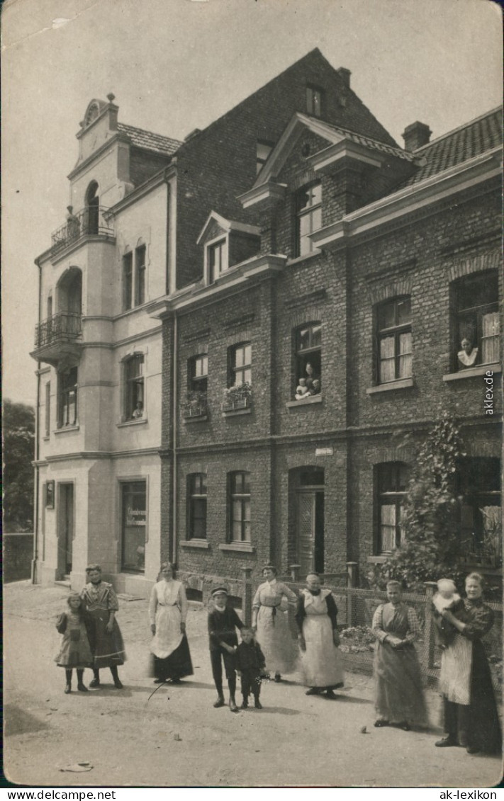 Foto  Frauen Und Kinder Vor Haus Mit Geschäft 1912 Privatfoto - Ohne Zuordnung