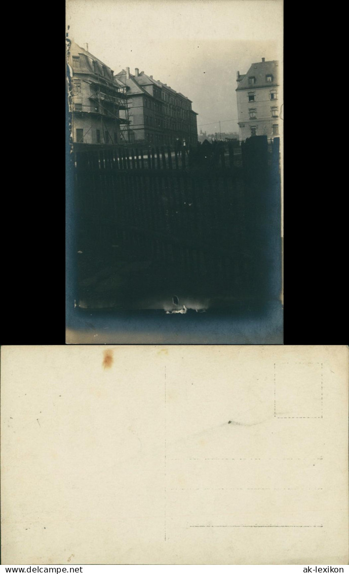 Foto  Stadtansicht, Eingerüstetes Haus 1920 Privatfoto - A Identifier