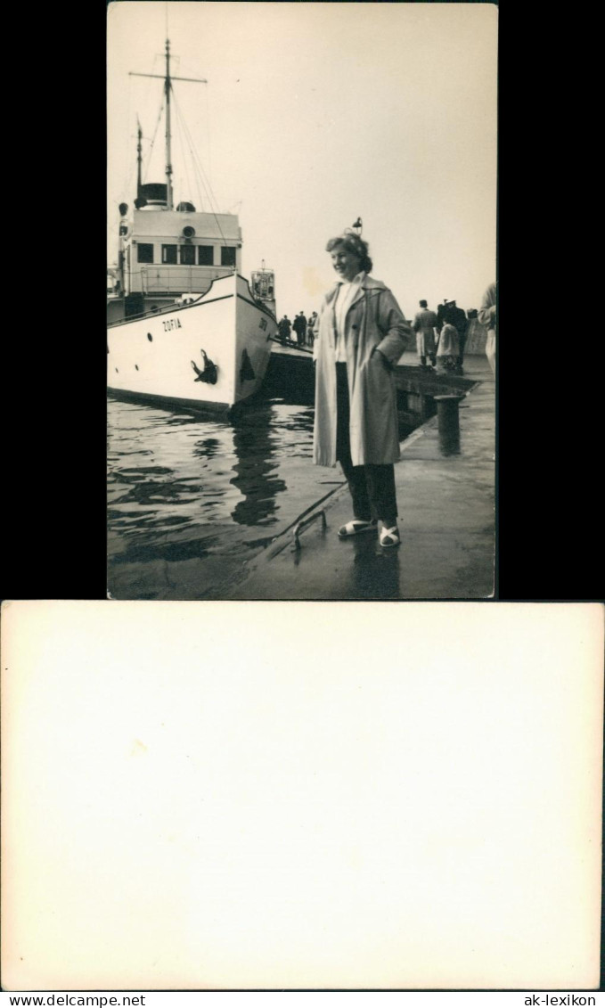 Frau Posiert Vor Schiff "ZOFIA" (Ort, Hafen Unbekannt) 1960 Privatfoto - Bekende Personen