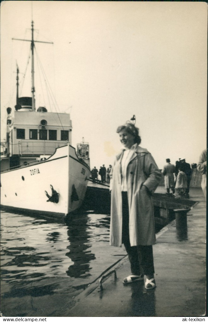 Frau Posiert Vor Schiff "ZOFIA" (Ort, Hafen Unbekannt) 1960 Privatfoto - Personen
