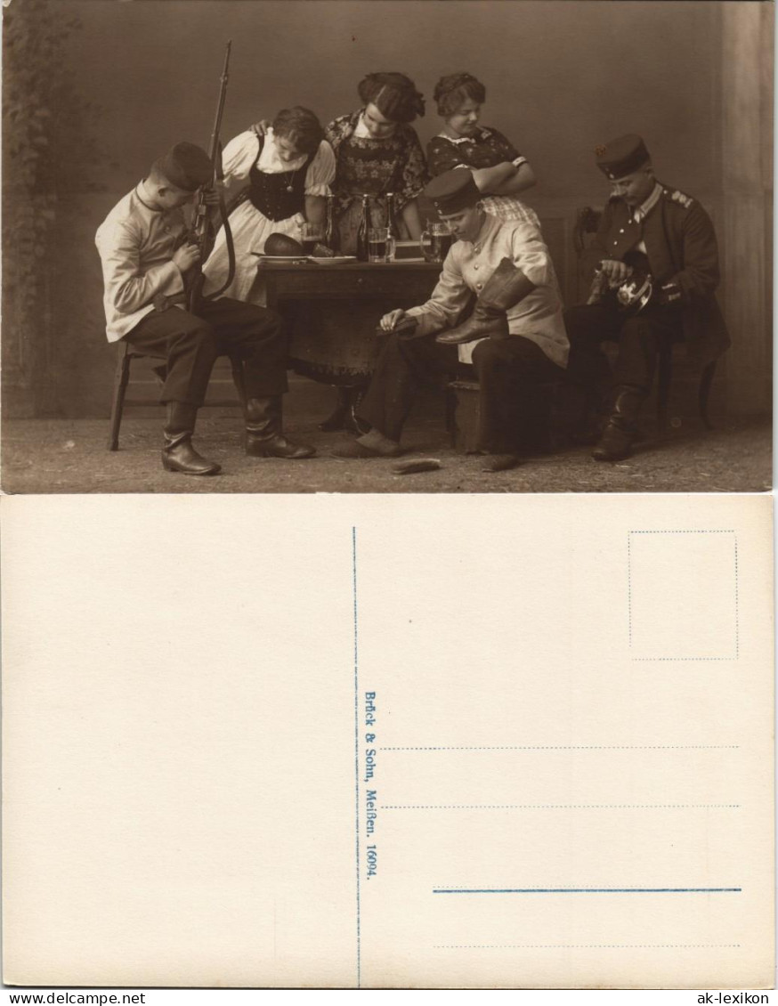Ansichtskarte  Soldaten Beim Putzen Der Ausrüstung - Frauen Atelierfoto 1916 - Guerre 1914-18