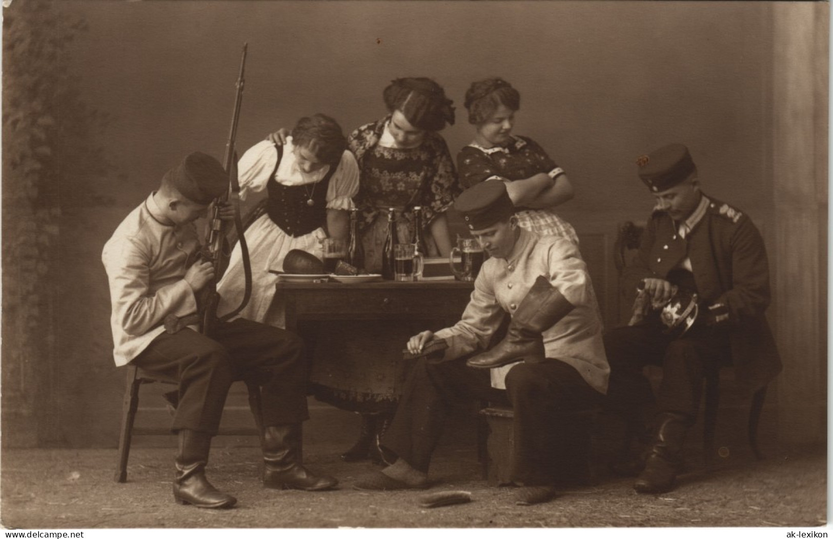 Ansichtskarte  Soldaten Beim Putzen Der Ausrüstung - Frauen Atelierfoto 1916 - Guerre 1914-18