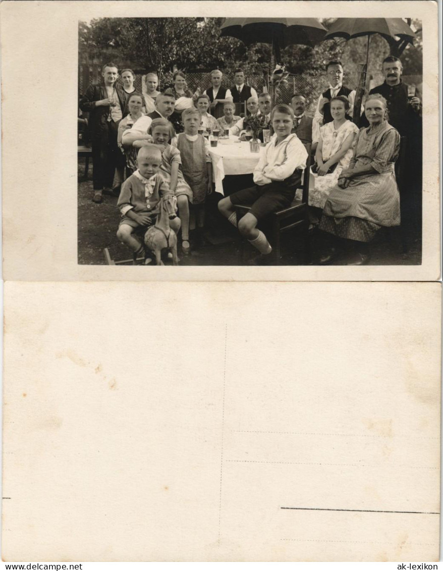 Privatfeiern Feste - Familie Mit Regenschirmen Im Garten 1937 Privatfoto - Non Classés