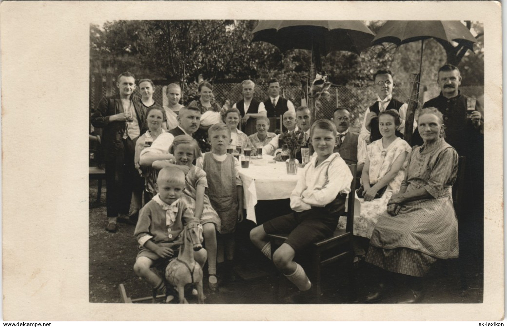 Privatfeiern Feste - Familie Mit Regenschirmen Im Garten 1937 Privatfoto - Non Classés