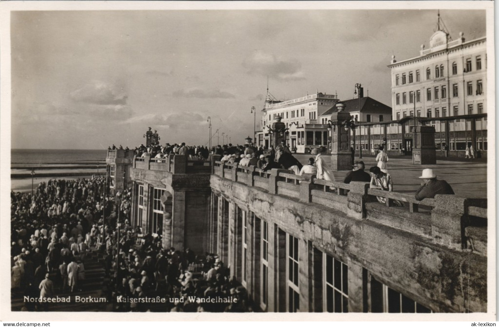 Ansichtskarte Borkum Kaiserstraße, Wandelhalle - Belebt 1930 - Borkum