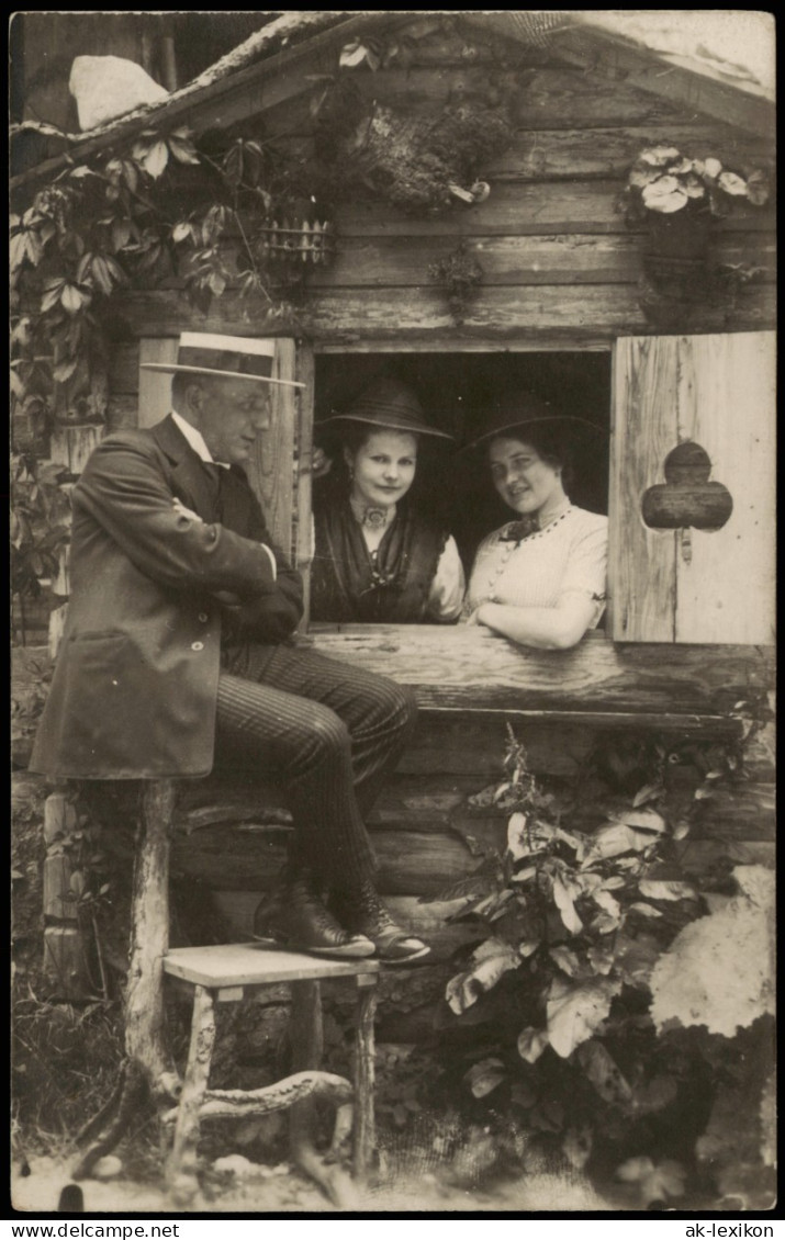 Ansichtskarte  Fotokunst Frauen Im Holzhaus Davor Mann 1911 - Personnages