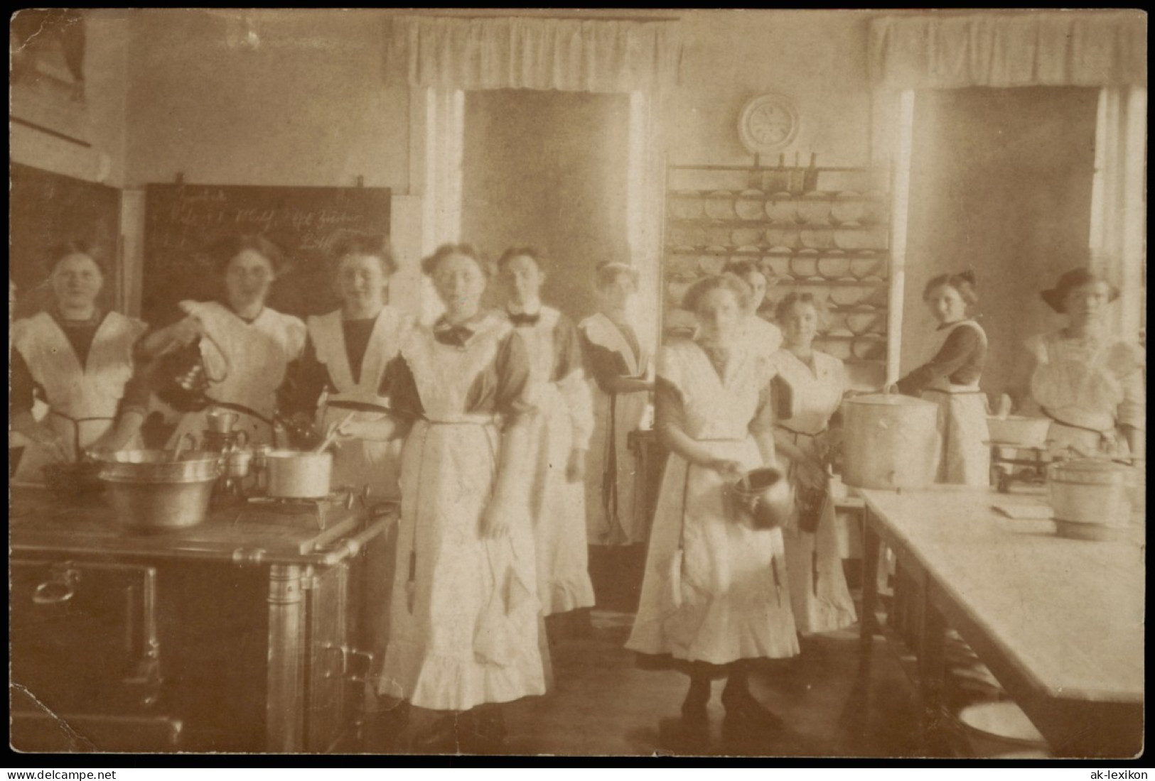 Foto  Junge Frauen - Haushaltungsschule Kochen 1921 Privatfoto - Bekende Personen
