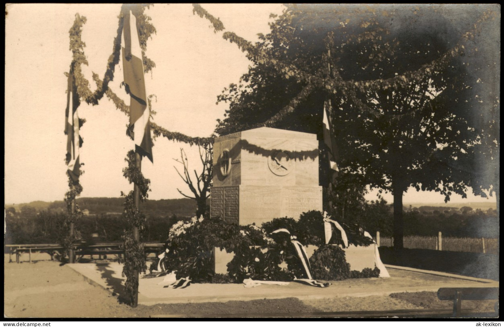 Foto  Kriegerdenkmal - Geschmückt 1932 Privatfoto - Zonder Classificatie