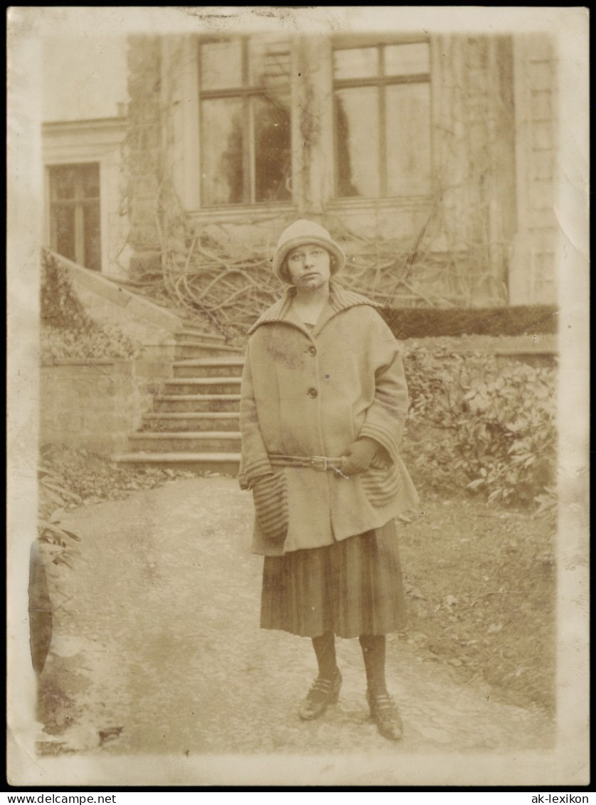 Soziales Leben - Frau In Modischer Kleidung Stadtvilla 1922 Foto - Personnages