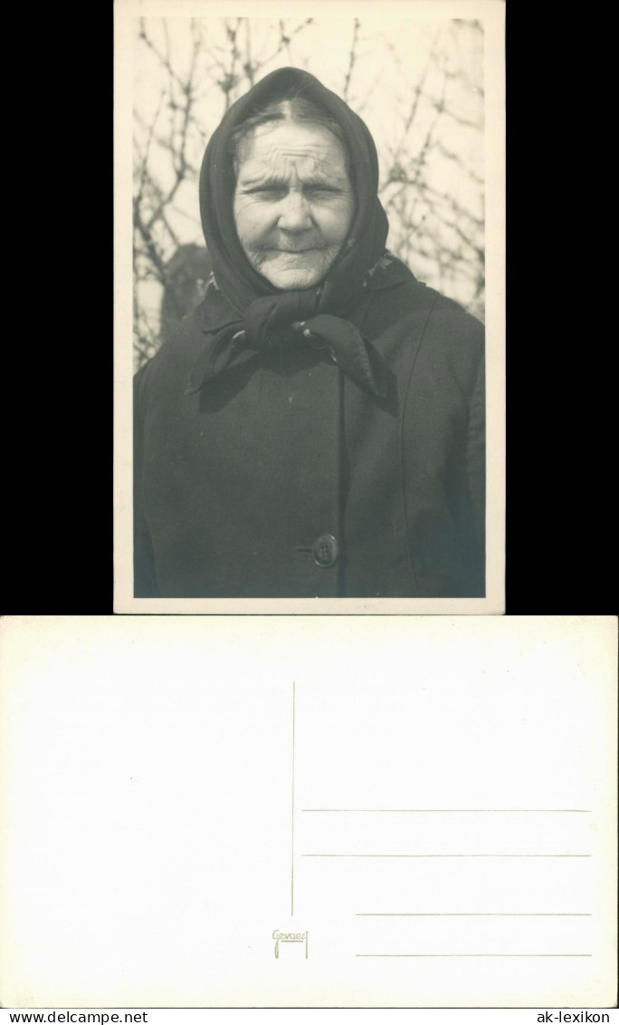 Alte Frau Als Porträt-Foto, Mit Kopftuch Vermutlich Ost-Europa 1950 Privatfoto - Personen