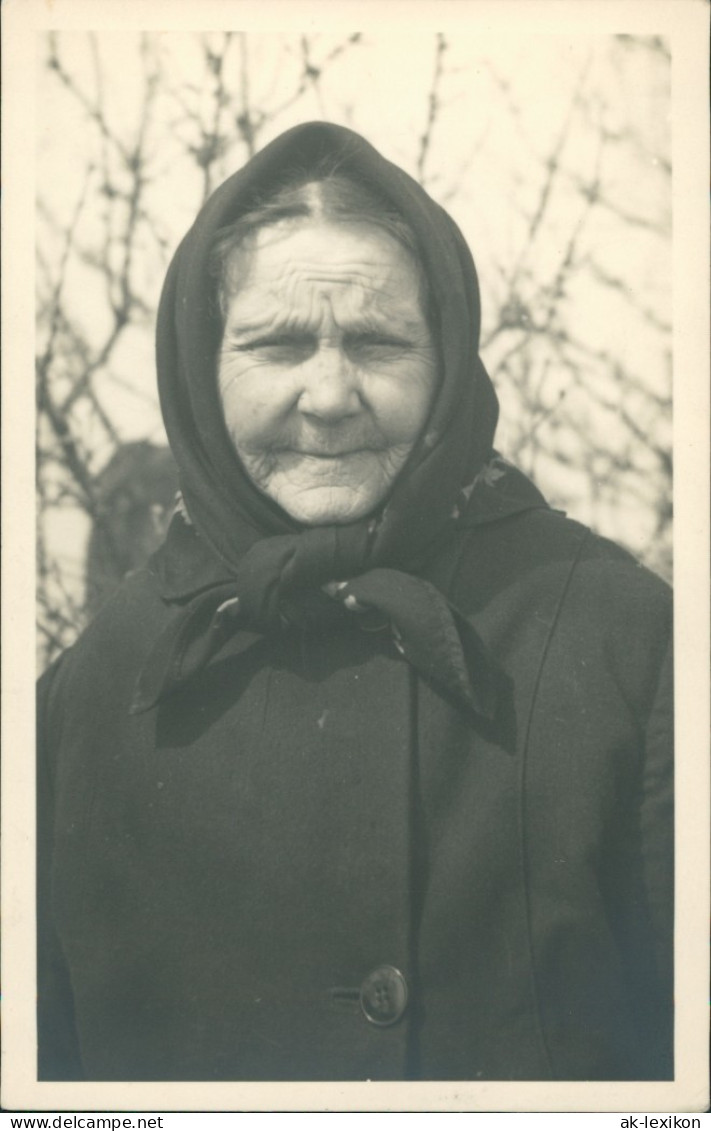 Alte Frau Als Porträt-Foto, Mit Kopftuch Vermutlich Ost-Europa 1950 Privatfoto - Personen