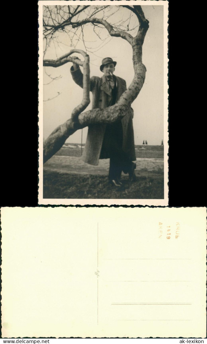Menschen / Soziales Leben - Männer Mann Mit Zigarette Am Baum 1932 - Personnages