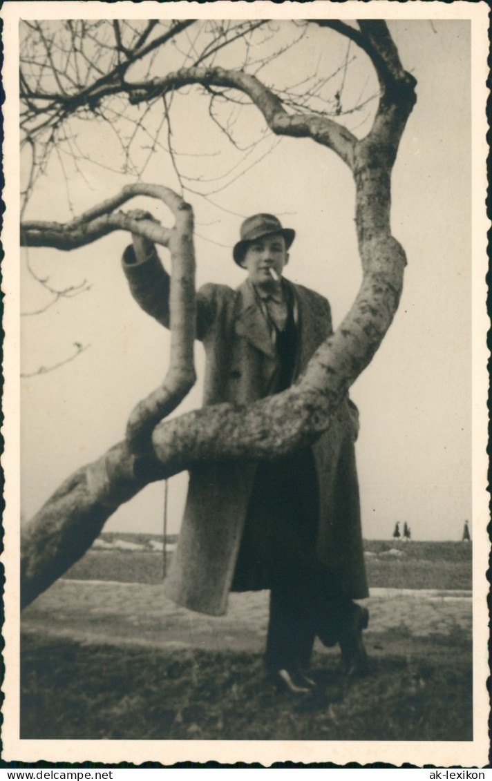 Menschen / Soziales Leben - Männer Mann Mit Zigarette Am Baum 1932 - Personnages