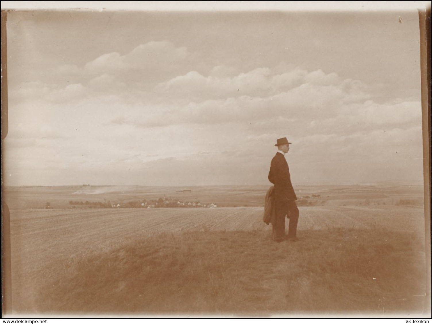 Ansichtskarte  Menschen / Soziales Leben - Männer Man Im Anzug Auf Feld 1928 - Personen