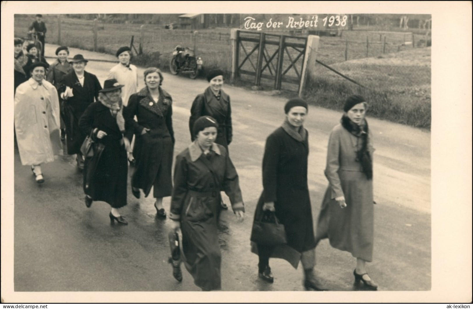 Ansichtskarte  Demonstration Frauen Tag Der Arbeit 1938 - Personen