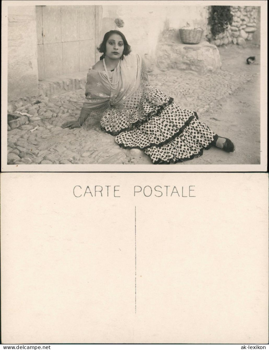 Südländische Frau Lassiv Schauend Auf Der Straße 1928 Privatfoto - Personen