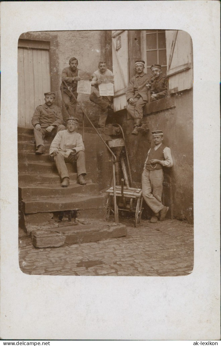 Foto  Soldtan Vor Haustreppe - Zeitung WK1 Militaria 1917 Privatfoto - Oorlog 1914-18