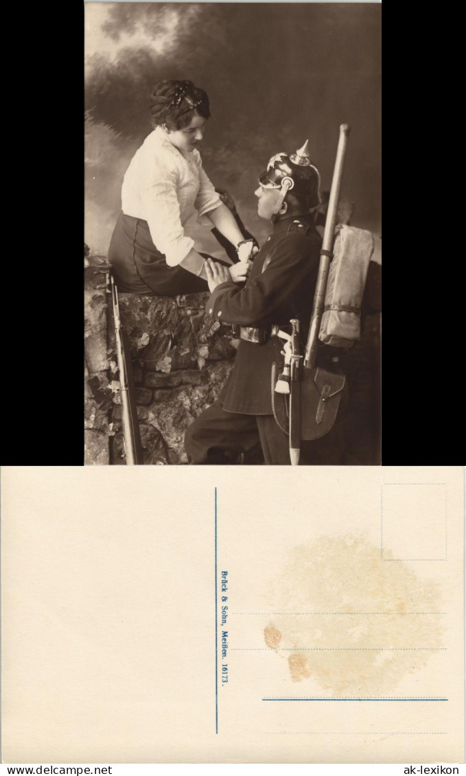 Soldat Pickelhaube Und Frau Schauen Sich Verliebt An Atelierfoto 1916 - Oorlog 1914-18