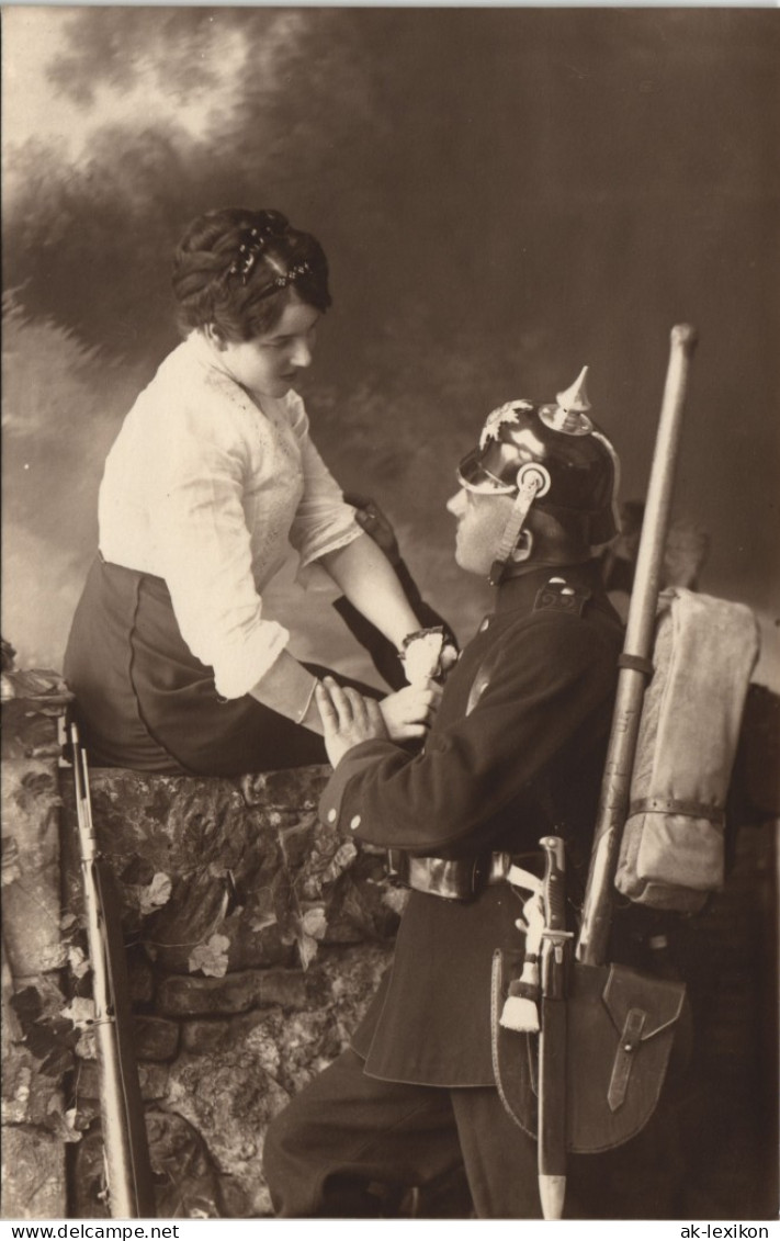 Soldat Pickelhaube Und Frau Schauen Sich Verliebt An Atelierfoto 1916 - Oorlog 1914-18