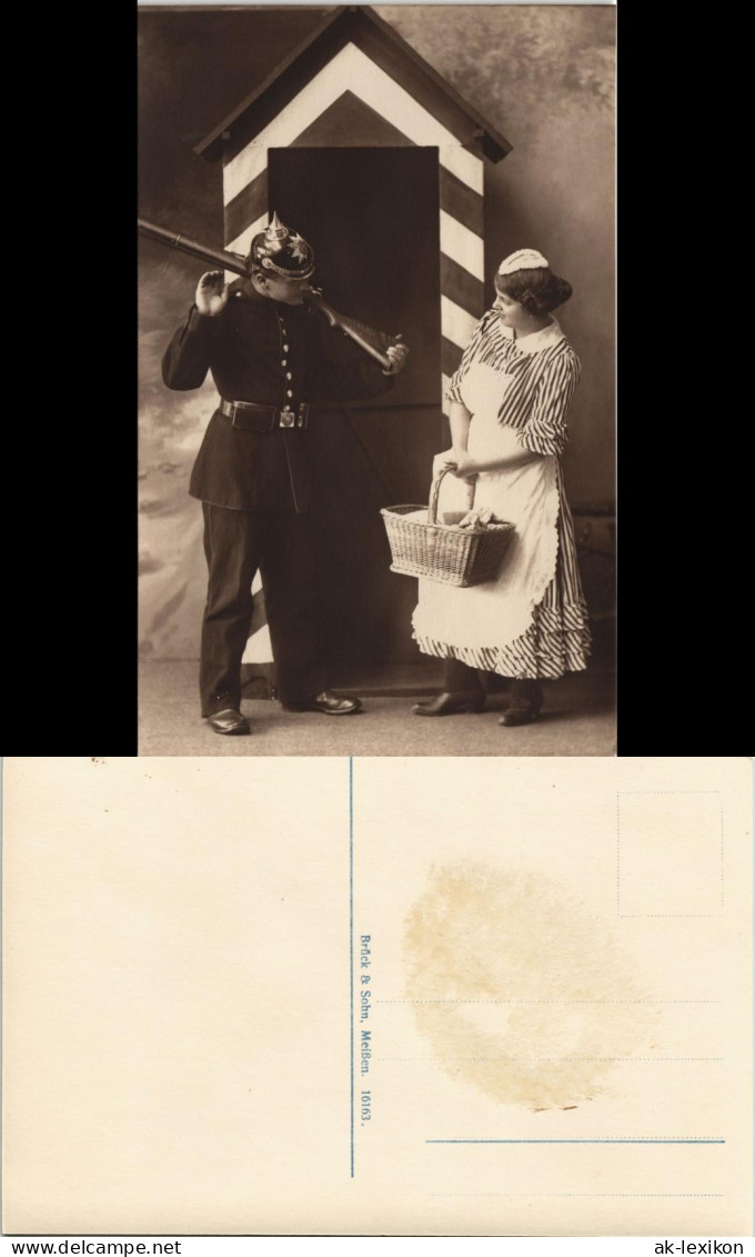 Ansichtskarte  Frau Bringt Soldat Proviant - Atelierfoto Militaria 1916 - Guerre 1914-18
