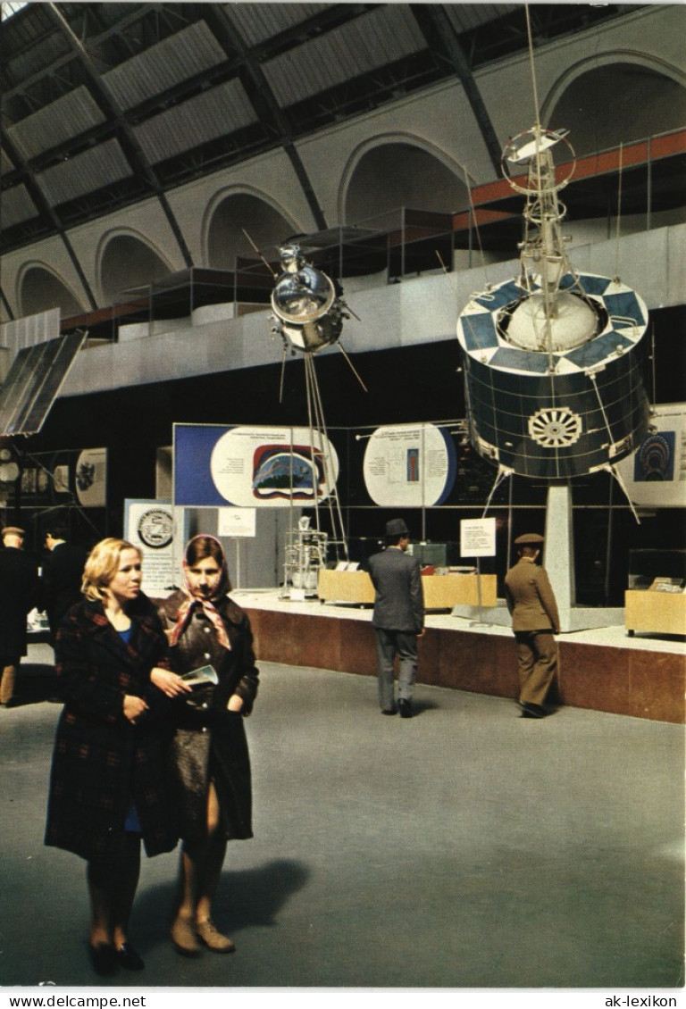 В павильоне «Космос»/Flugwesen Raumfahrt "Kosmos-Station" Russland CCCP 1982 - Espacio