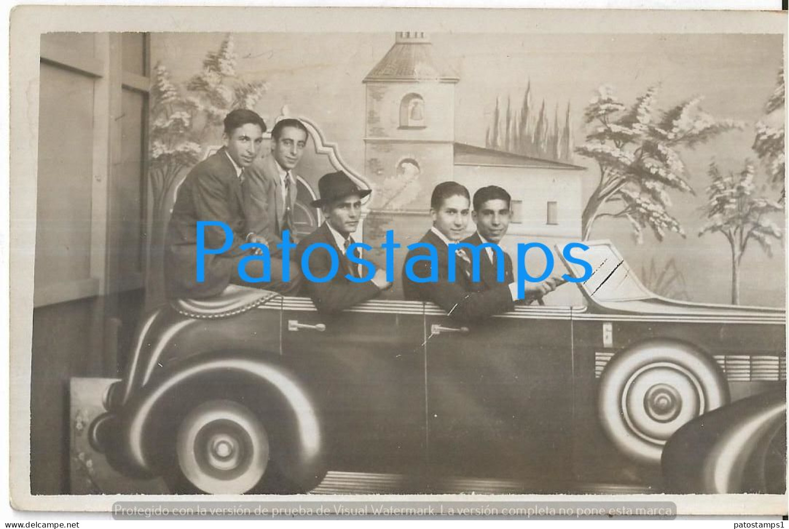 228166 REAL PHOTO COSTUMES MAN'S IN AUTOMOBILE CAR CURTAIN TELON POSTAL POSTCARD - Fotografía