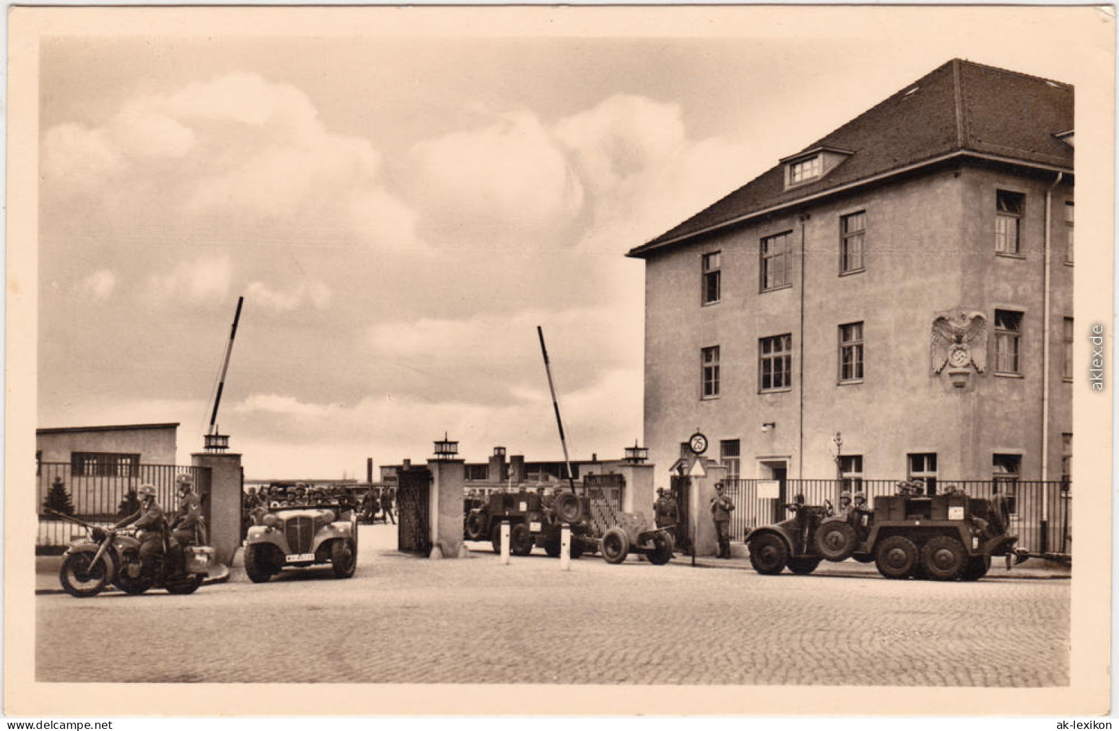 Foto Ansichtskarte Kamenz Kamjenc Oberlauistz  Soldaten Vor Der Kaserne 1935 - Kamenz