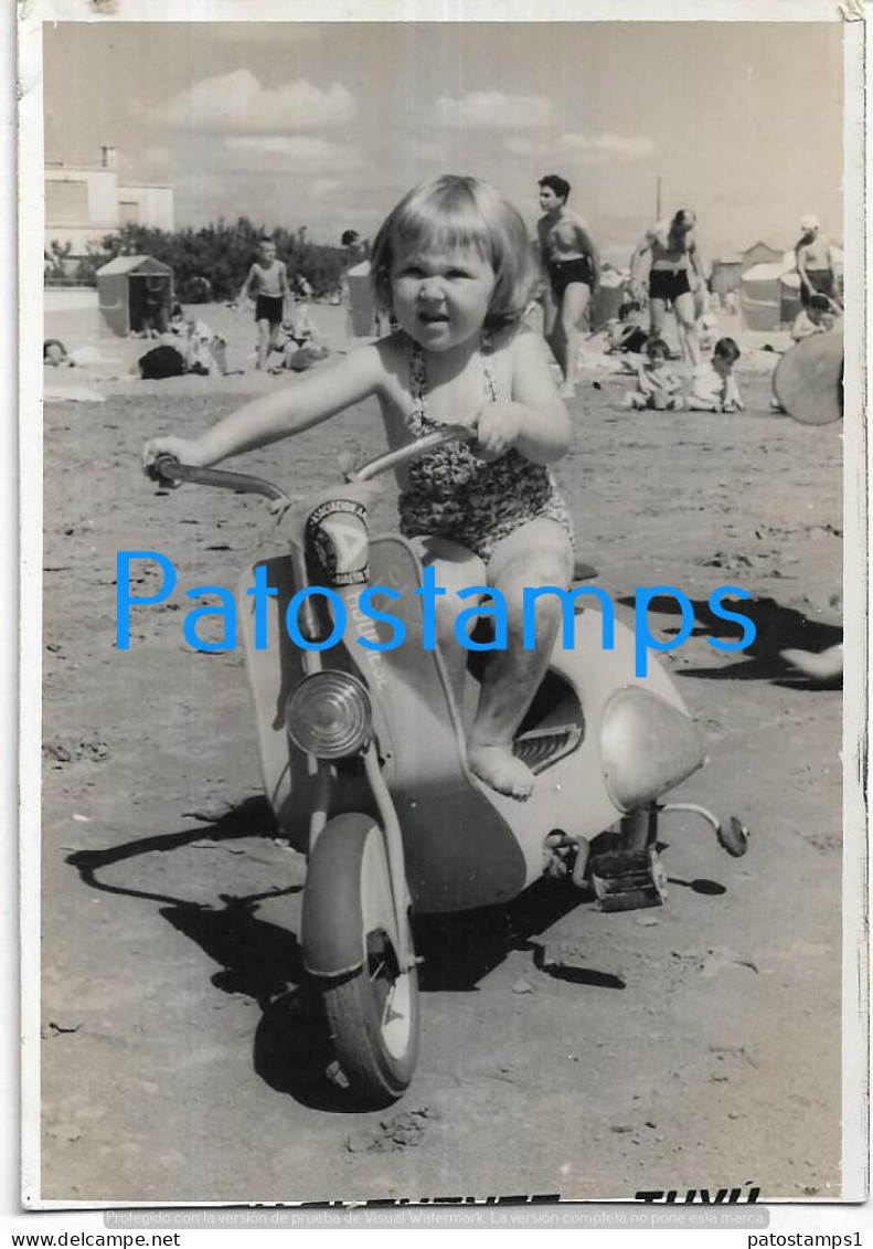 228172 ARGENTINA BUENOS AIRES MAR DEL TUYU COSTUMES GIRL IN MOTORCYCLE IN BEACH PHOTO NO POSTAL POSTCARD - Argentinien