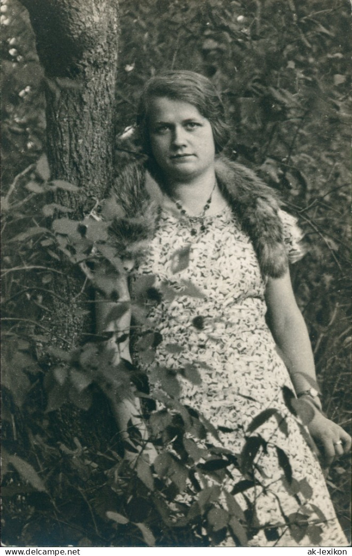 Menschen / Soziales Leben - Frau Im Kleid Umgehängtes Fuchs-Fell 1940 Privatfoto - Bekende Personen