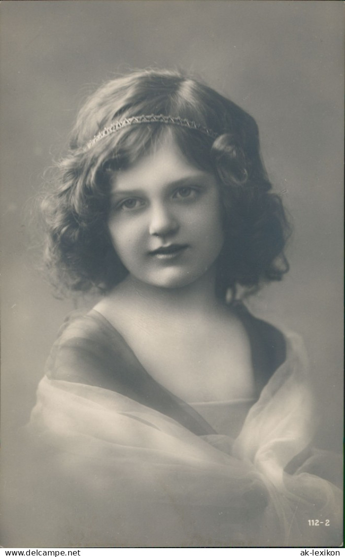 Ansichtskarte  Portrait Kinder Fotokunst Kind Mädchen Süß Lachend 1920 - Portretten