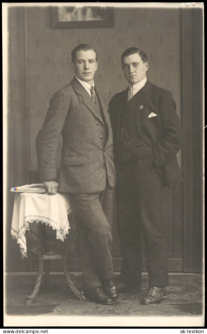Menschen Soziales Leben 2 Männer Posieren Für Photo Foto 1920 Privatfoto - Personnages