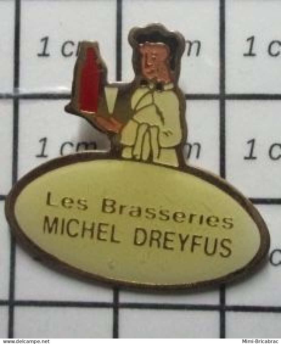 1818A Pin's Pins / Beau Et Rare / ALIMenTATION / SERVEUR AVEC BOUTEILLE LES BRASSERIES MICHEL DREYFUS Une Bonne Affaire! - Alimentación