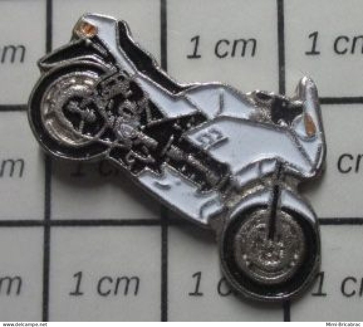 1818A Pin's Pins / Beau Et Rare / MOTOS / GROSSE MOTO SPORTIVE NOIRE ET BLANCHE - Markennamen