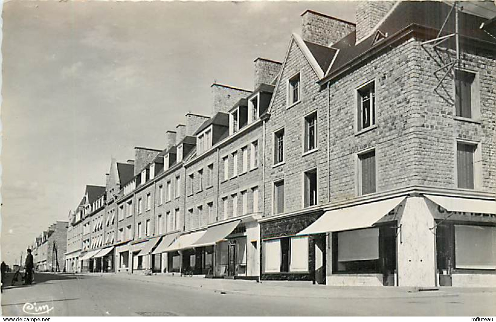 50* ST HILAIRE DU HARCOUET Rue W, Rousseau  (cpsm 9x14)  MA102,0091 - Saint Hilaire Du Harcouet