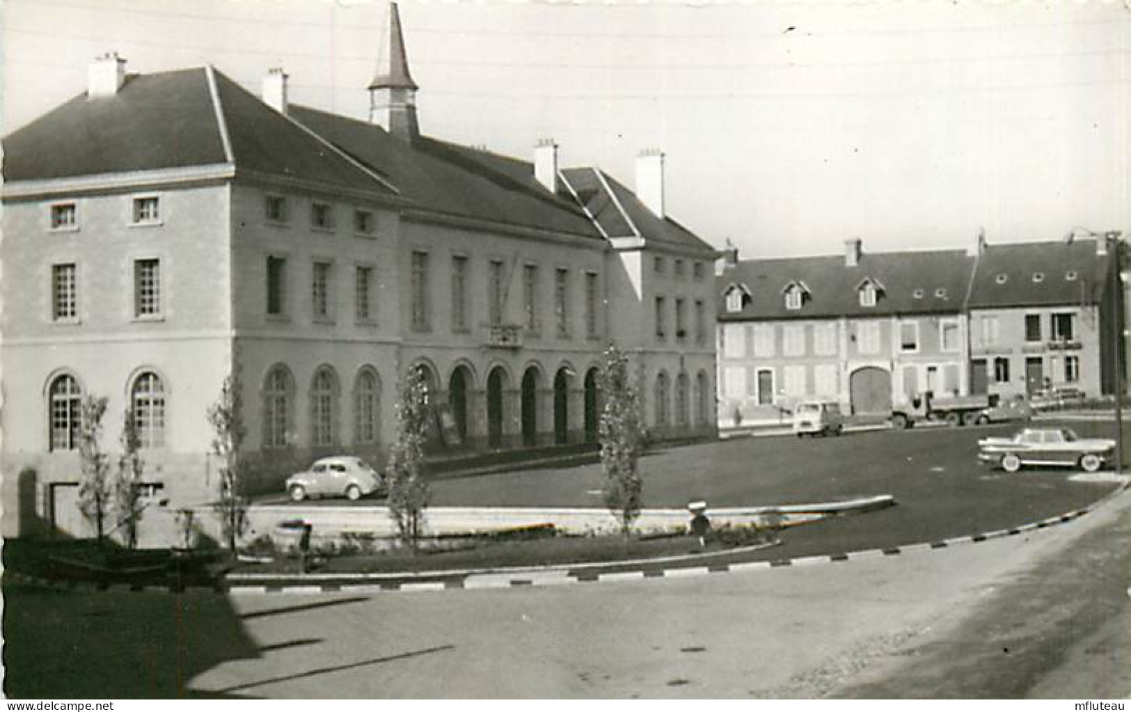 61* LE MERLERAULT   Place De La Mairie   CPSM(9X14)       MA105,1289 - Le Merlerault