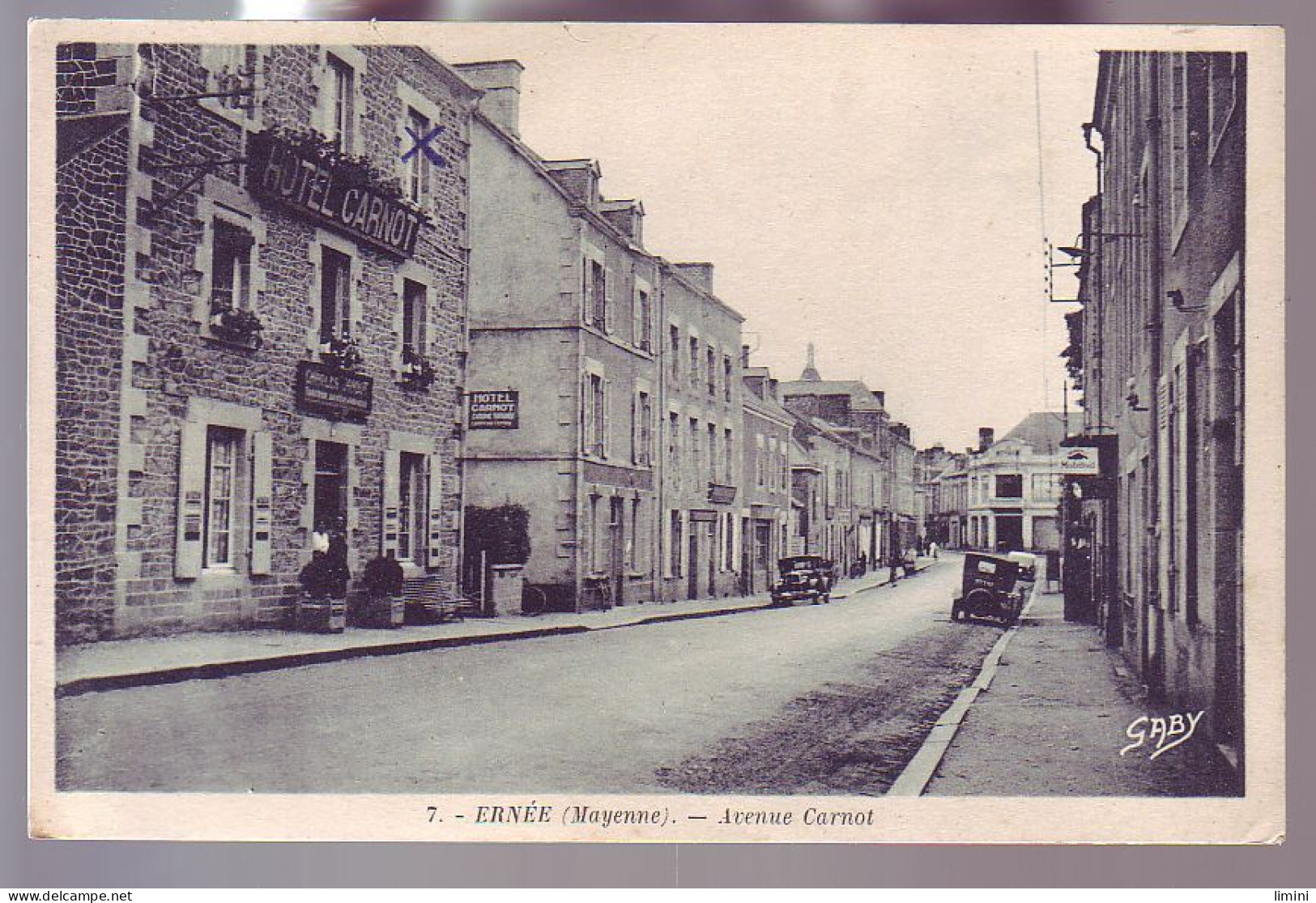 53 - ERNÉE - AVENUE CARNOT - HÔTEL CARNOT - ANIMÉE - AUTOMOBILE - - Ernee