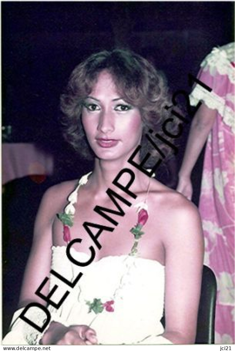 Raéraé (Réré = Travesti) à TAHITI Au Piano-Bar En 1982 Lors De L'élection De Leur Miss_D99 - Tahiti