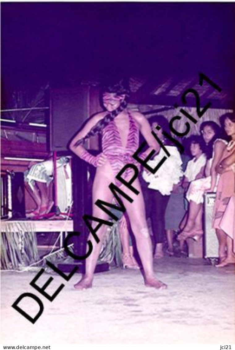 Raéraé (Réré = Travesti) à TAHITI Au Piano-Bar En 1982 Lors De L'élection De Leur Miss_D103 - Tahiti