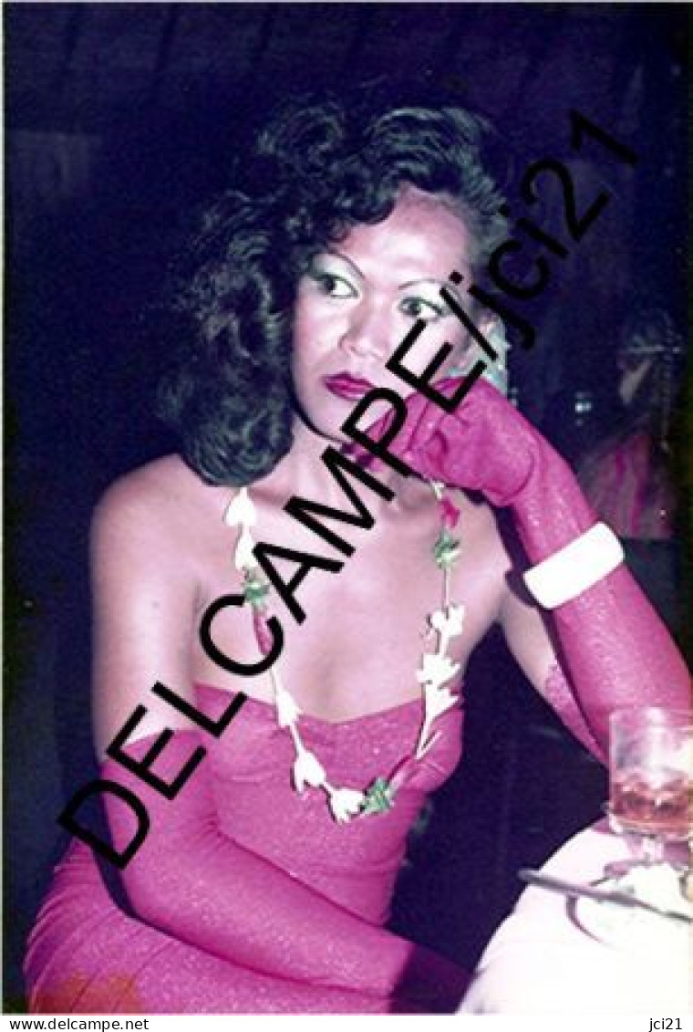 Raéraé (Réré = Travesti) à TAHITI Au Piano-Bar En 1982 Lors De L'élection De Leur Miss_D100 - Tahiti