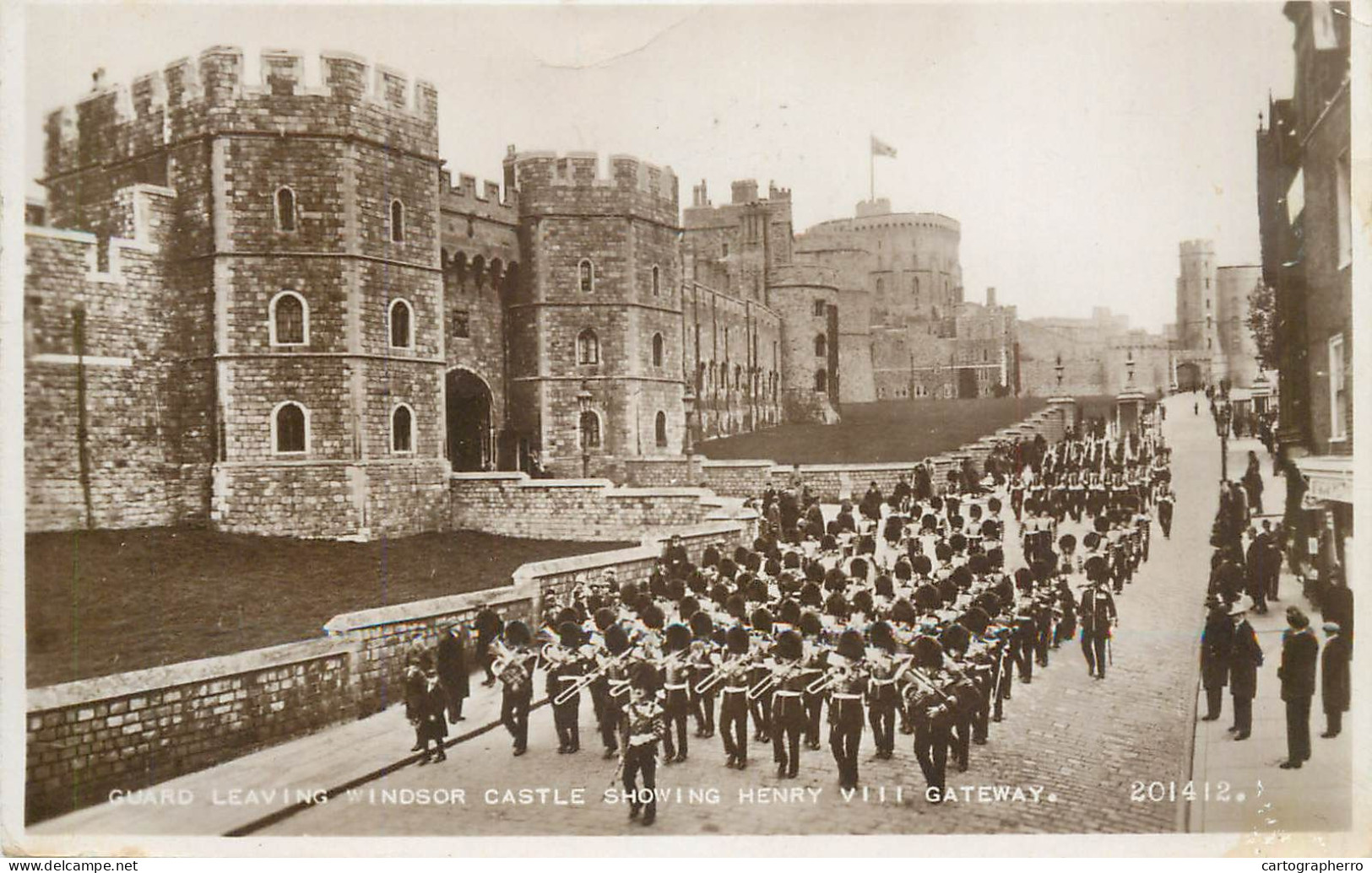 England Guard Leaving Windsor Castle & Gate Henry VIII - Windsor Castle