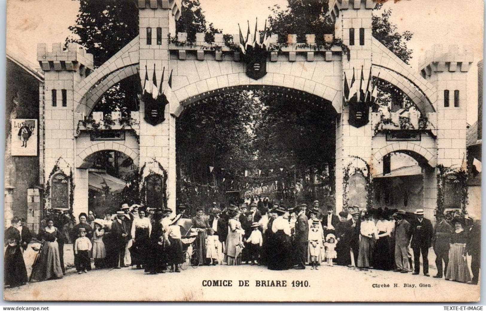 45 BRIARE - Un Porte Du Comice De 1910 - Briare