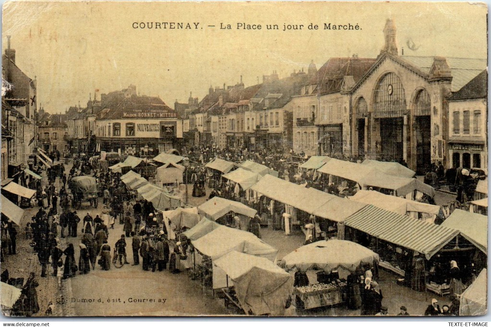 45 COURTENAY - La Place Un Jour De Marche  - Courtenay