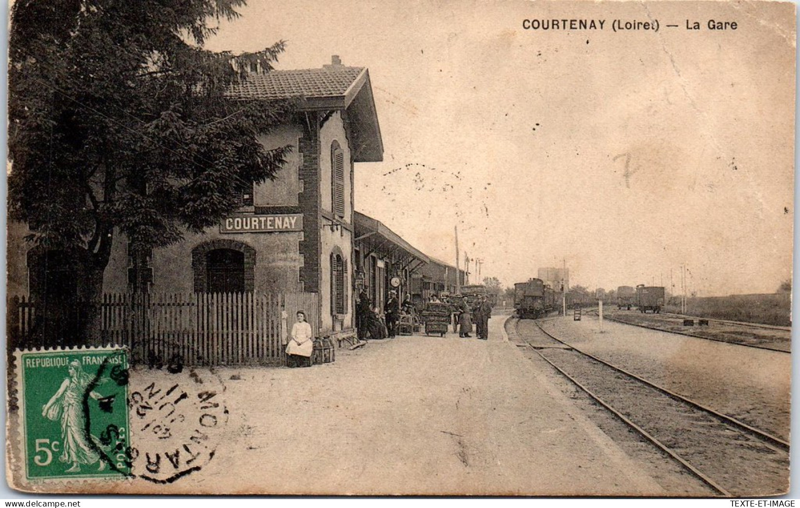 45 COURTENAY - La Gare (pli A Droite) - Courtenay