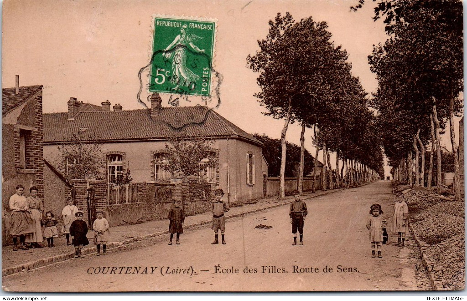 45 COURTENAY - Ecole Des Filles Route De Sens  - Courtenay