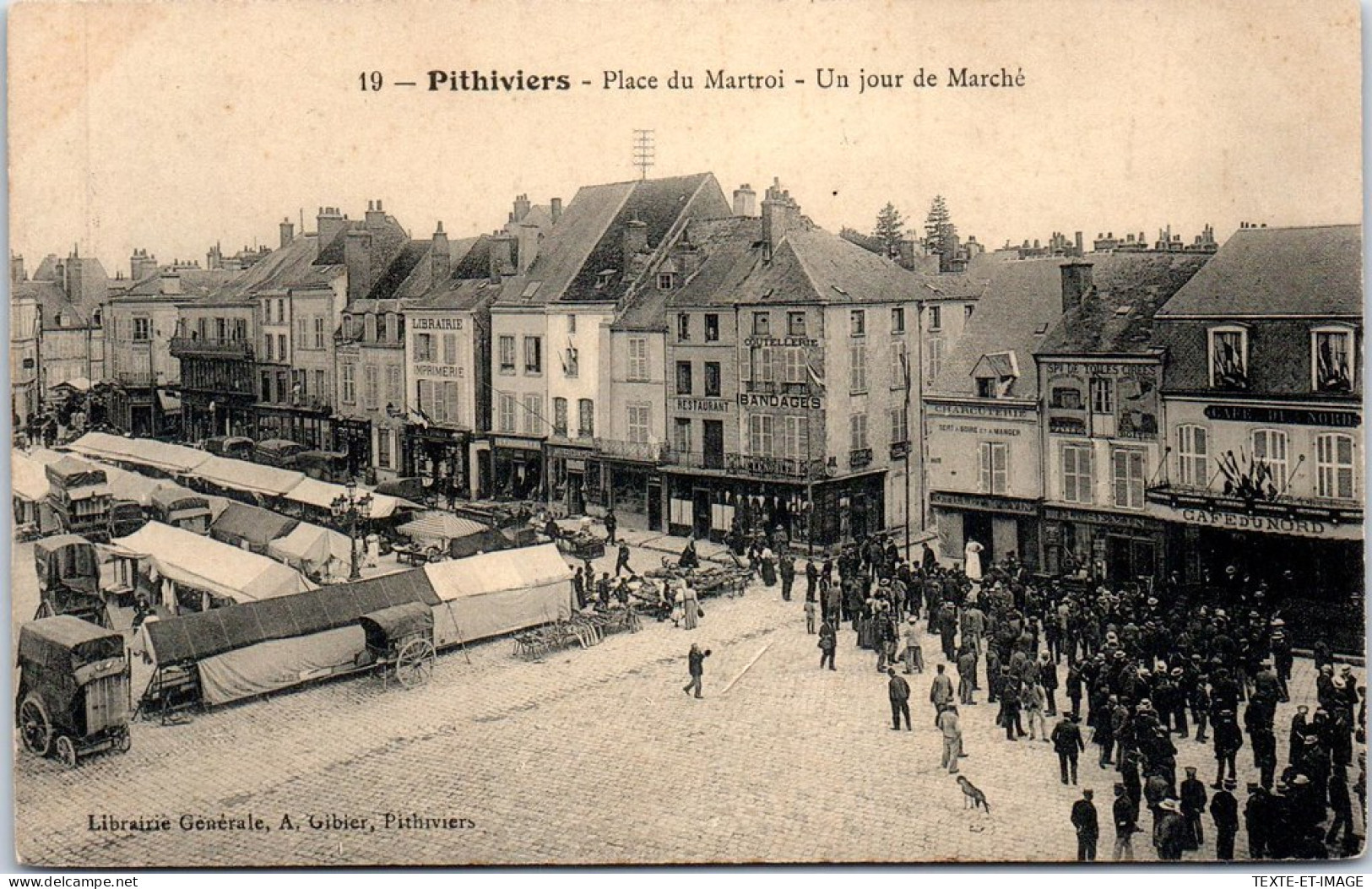45 PITHIVIERS - Place Du Martroi, Un Jour De Marche  - Pithiviers